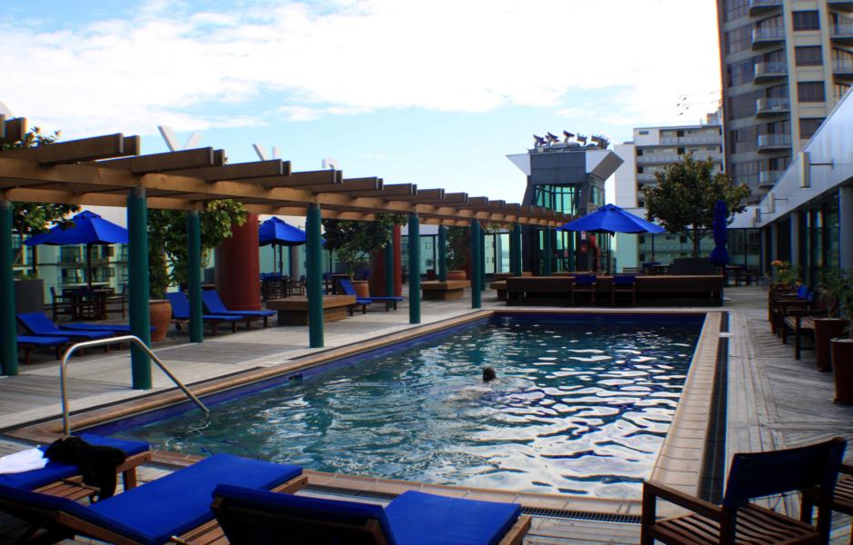 Pool auf dem Dach des Hotels.