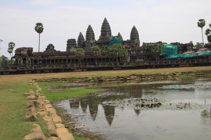 Im 10. Jahrhundert wurden im Khmer-Reich zahlreiche Bewässerungsanlagen und Stauseen errichtet, was dazu beitrug, dass unter anderem mehrmals im Jahr Reis geerntet werden konnte. Diese erfolgreiche Landwirtschaft führte zu Nahrungsüberschüssen und brachte großen Reichtum. So kam es, dass das Land im Süden Chinas zu einem regionalen Machtzentrum Südostasiens wurde und die Khmer in der Lage waren, große Städte und gewaltige Tempelanlagen zu errichten.
