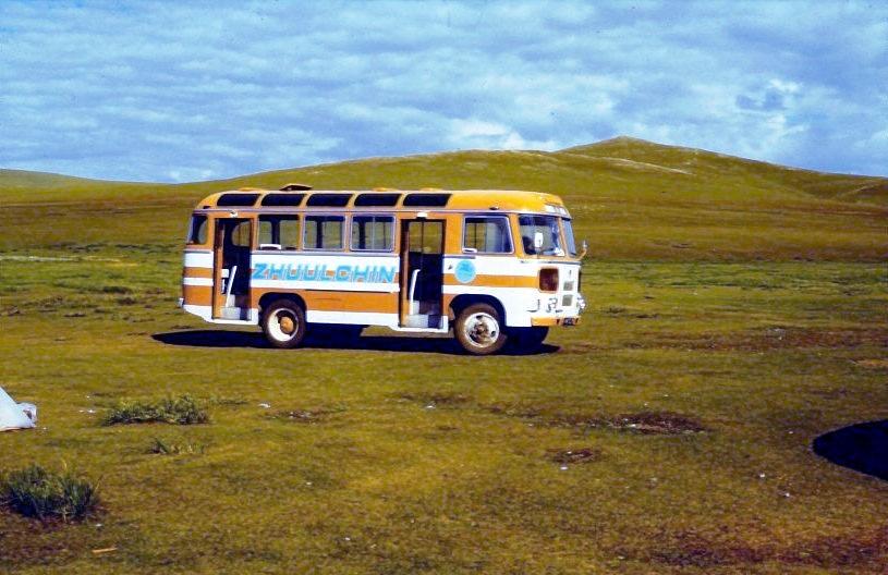 Unsere Reisegruppe hatte eine Stärke von 25 Personen, die Kapazität des Kleinbusses betrug 24 Sitzplätze. So stand täglich die Frage, wer den mitgeführten Stuhl für die 25. Person besetzen muss. Ein Rundumsystem löste diese Unzulänglichkeit.