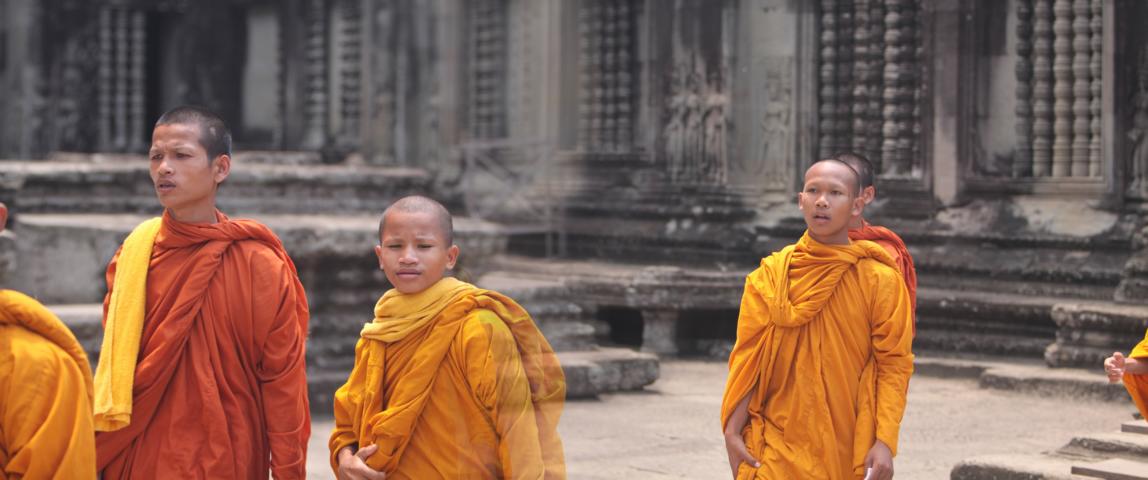 Neben den Touristen gehören buddhistische Mönche zu den täglichen Besuchern des Tempels von Angkor Wat .