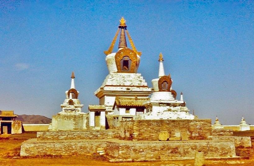Zentralstupa in der Klosteranlage.