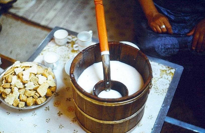 Uns wurden vergorene Stutenmilch und Hartkäseplätzchen angeboten.