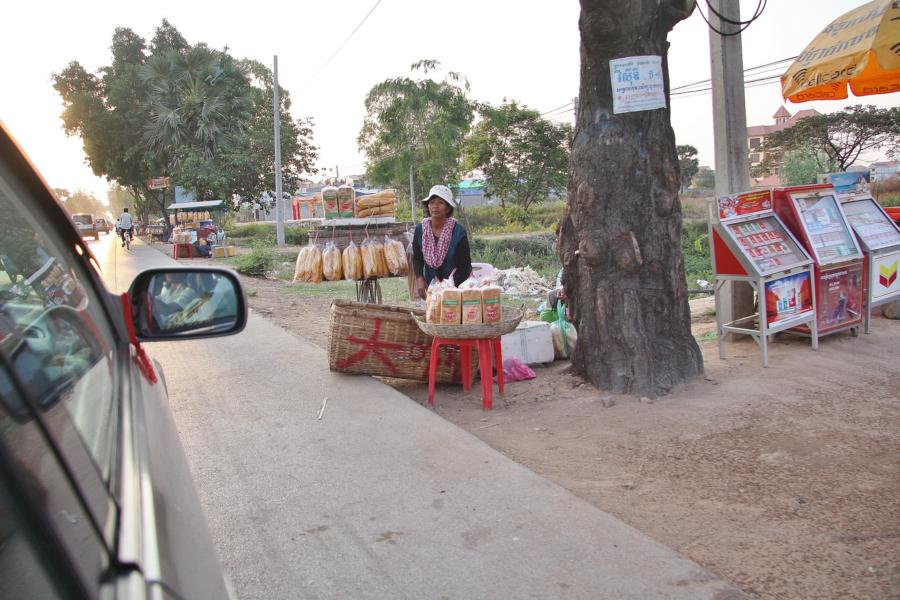 Gleich nach Sonnenaufgang stehen die Baguetteverkäuferinnen am Straßenrand, um Frischware zu verkaufen. 