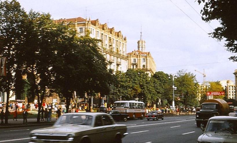 Der Chreschtschatyk ist die zentrale Straße von Kiew. Der Chreschtschatyk hat zum einen die Funktion einer sechsspurigen Hauptverkehrsstraße. Aufgrund seiner breiten Gehwege ist der 80 bis 100 Meter breite Boulevard aber auch Flaniermeile. An den Wochenenden und an manchen Feiertagen wird der Chreschtschatyk tagsüber für den Verkehr gesperrt und somit zeitweise zur Fußgängerzone.