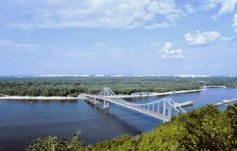 Über den Dnepr führen mehrere Brücken in die Neubaugebiete Kiews.