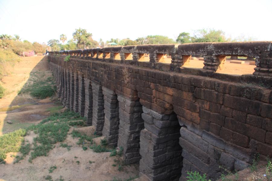 Unterwegs machen wir einePause auf der antiken Naga Brücke (Spean Pratpo), die 40km vom Siem Reap entfernt liegt. Die Fahrfläche ist aus Lehm gestampft und wird während der Trockenzeit täglich mehrmals gewässert.