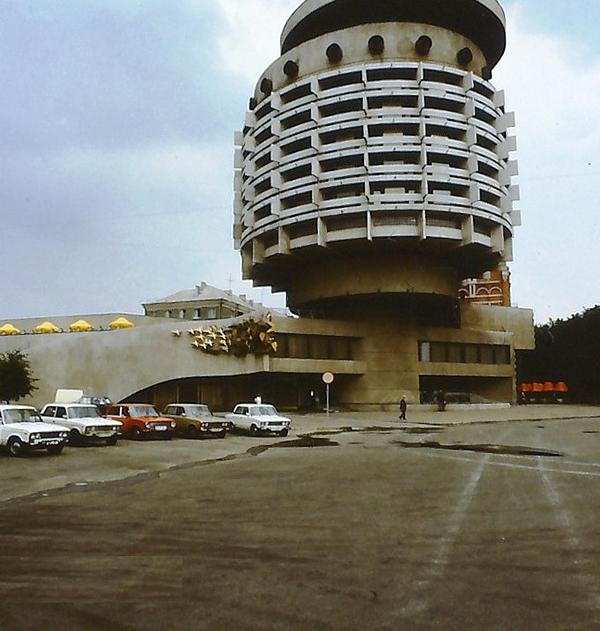 Modern gebautes Hotel.