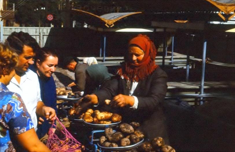 Auf den Basaren verkaufte man die verstrehletn Kartoffeln.