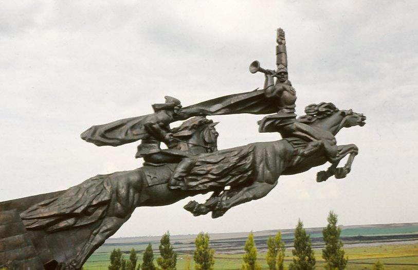 Denkmal am Rande eines Schlachtfeldes im 2. Weltkrieg.