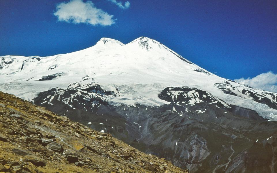 Doppelgipfel des Elbrus, gesehen von der Gipfelstation der zweiten Sektion der Elbrus-Seilbahn.