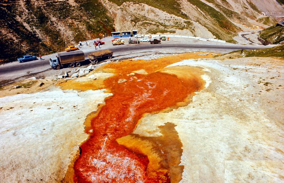 Die Einheimischen Autofahrer füllen das Mineralwasser in Tongefäße oder andere Behälter und nehmen es als Heilwasser mit nach Hause. 