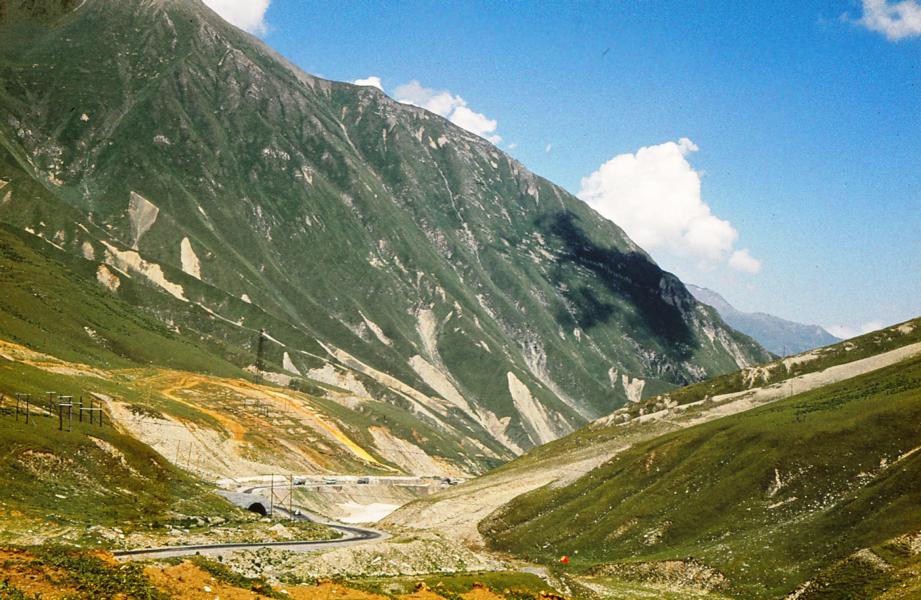 Der Blick auf eine größe Mineralwasserfläche.