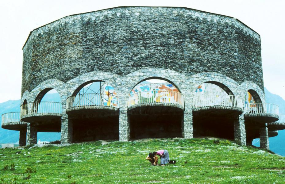 Nachdem man den Hauptkamm des Großen Kaukasus, den Kreuzpass, passiert hat, sieht man dieses Denkmal, das eine Aussichtplattform besitzt.