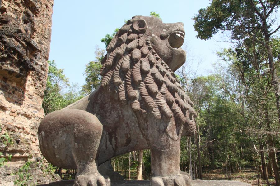 Der Löwentempel ist nach zwei Löwenstatuen benannt, die den Eingang bewachen. 