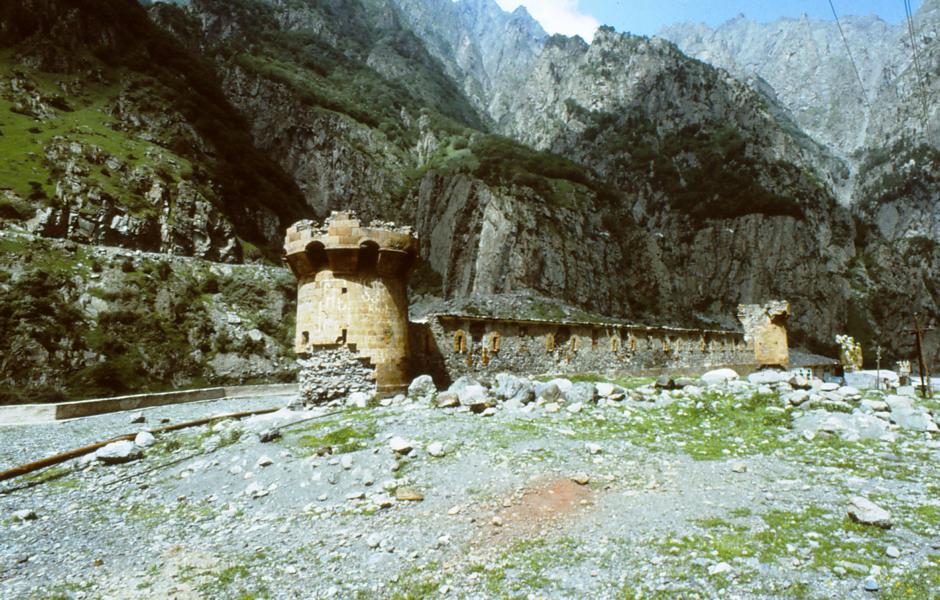 Historische Relikte in der Darialschlucht.Die elf Kilometer lange Schlucht liegt am östlichen Fuß des Berges Kasbek 1204 m.Sie wird vom TerekFluss durchflossen. Die fast 600 Meter aufragenden steilen Felswände zu beiden Seiten der Schlucht rücken dort auf einen Abstand von acht Metern zusammen. Das Nadelöhr auf dem Weg über den Kaukasus war über Jahrhunderte von großer strategischer Bedeutung.