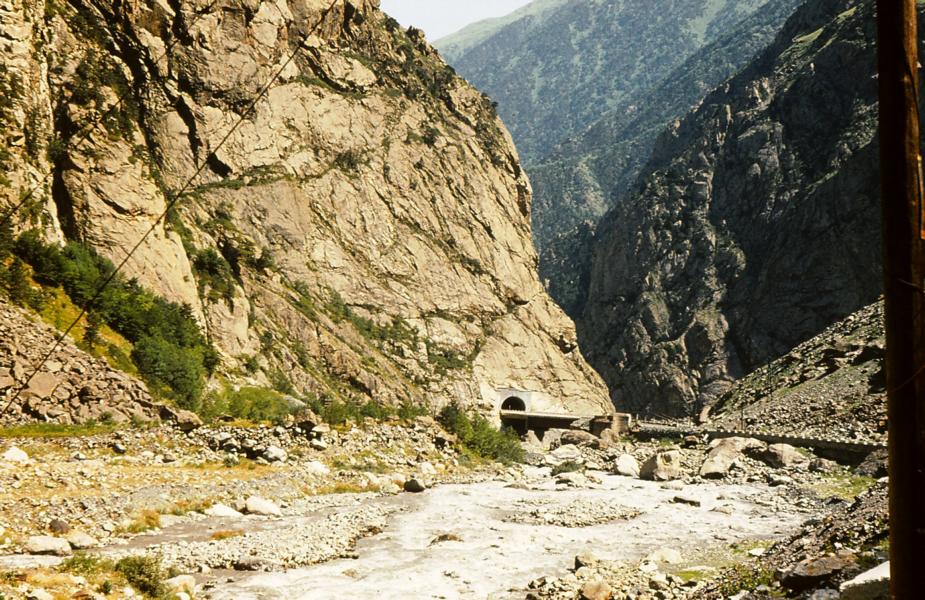 Die Straße führt auch durch einige Tunnel, die schlecht beleuchtet waren