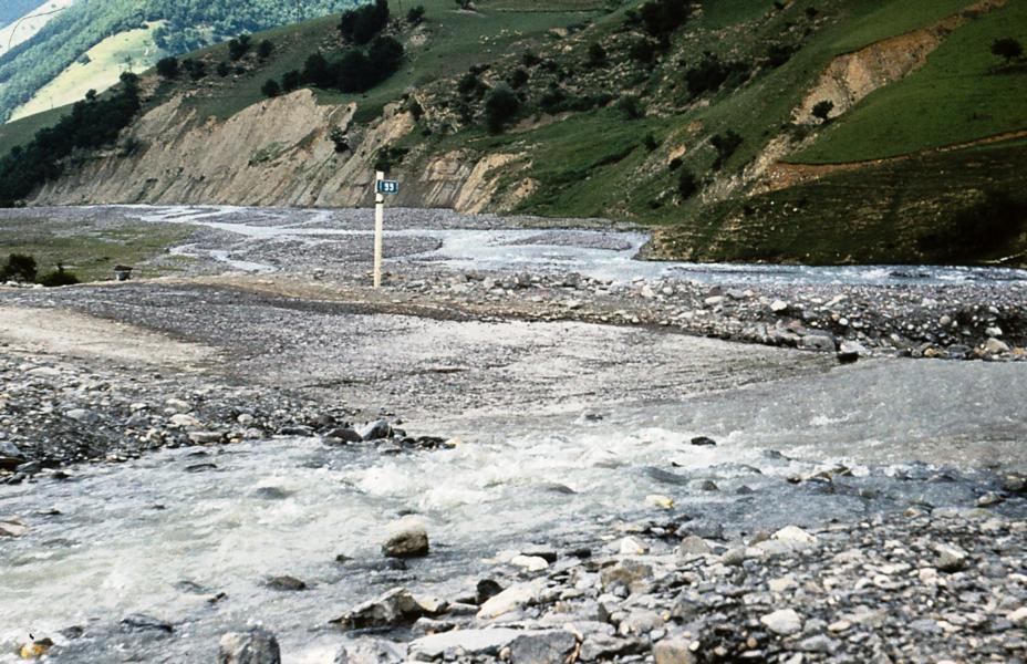 Mitunter sucht sich das Schmelzwasser der Gletscher seine eigenen Wege und überspült die Straße.