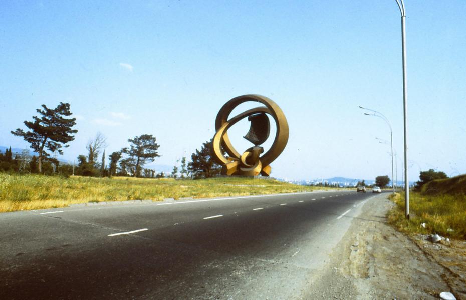 Dieses Denkmal steht kurz vor der Hauptstadt Georgiens.