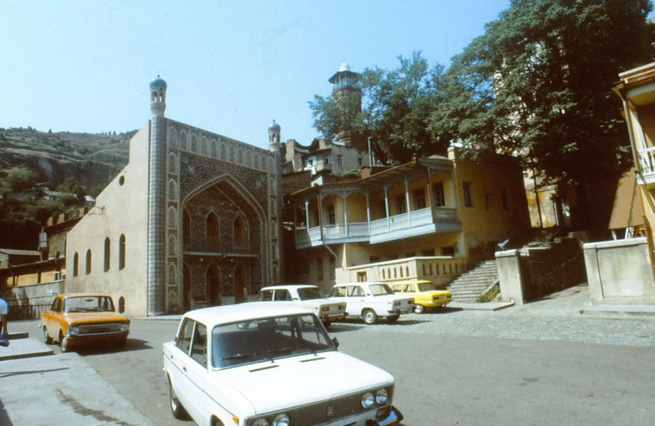 Das 1893 erbaute Orbeliani-Bad mit der Fassade einer persischen Madrasa ist bei den Menschen beliebt.