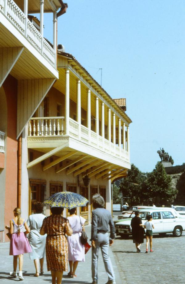 Der Balkon ist ein typisches Bauelement eines georgischen Hauses.