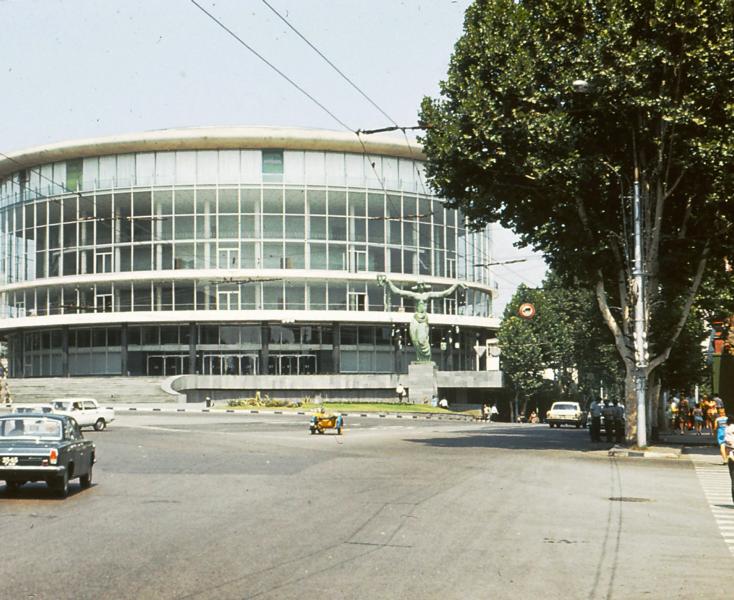 Die Georgische Nationalphilharmonie wurde als Rundbau im Jahr 1971 eingeweiht. Der große Zuschauerraum fasst etwa 2500 Besucher. Zur Klang- und Raumgestaltung wurden Wände und Decke mit einer Holztäfelung versehen. Verglaste Galerien umgeben den zentralen Saal. Die umlaufenden Gänge ermöglichen in den Konzertpausen einen Panoramablick über die Altstadt. Neben dem Foyer befindet sich ein kleiner Konzertsaal für etwa 750 Besucher.