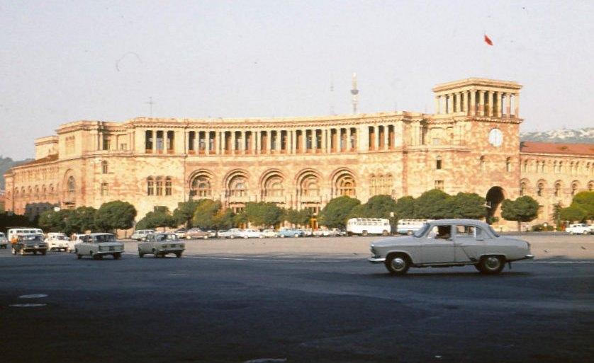 Öffentliches Gebäude am Platz der Republik (Hraparak).