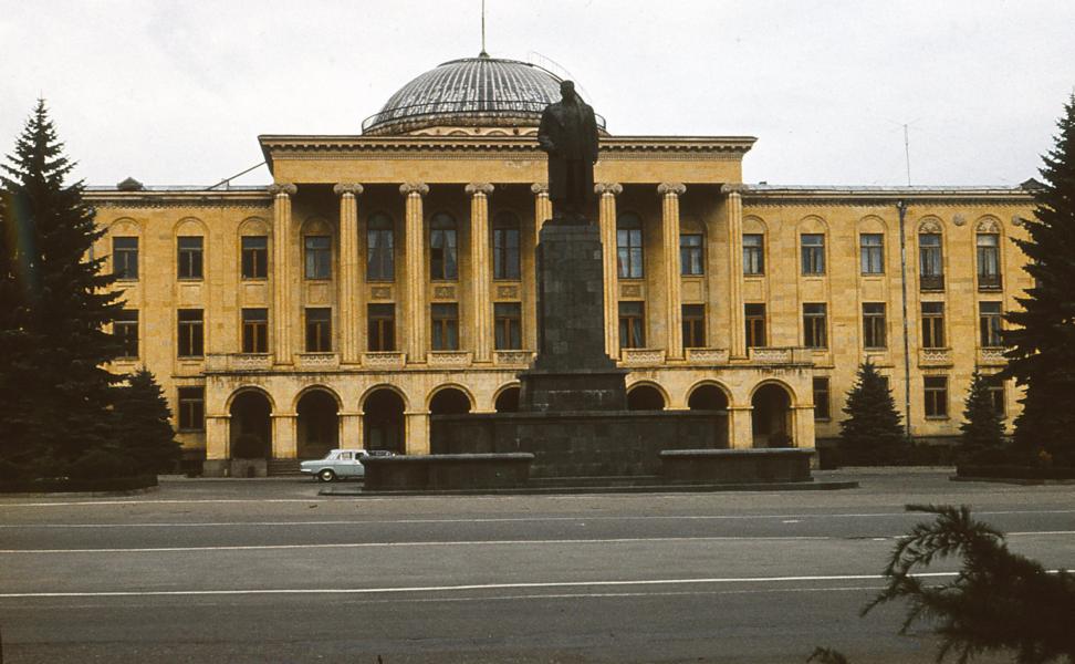 Das Rathaus wurde von deutschen Kriegsgefangenen des Zweiten Weltkriegs erbaut und wird wegen seiner Kuppel im Volksmund auch Reichstag genannt.
