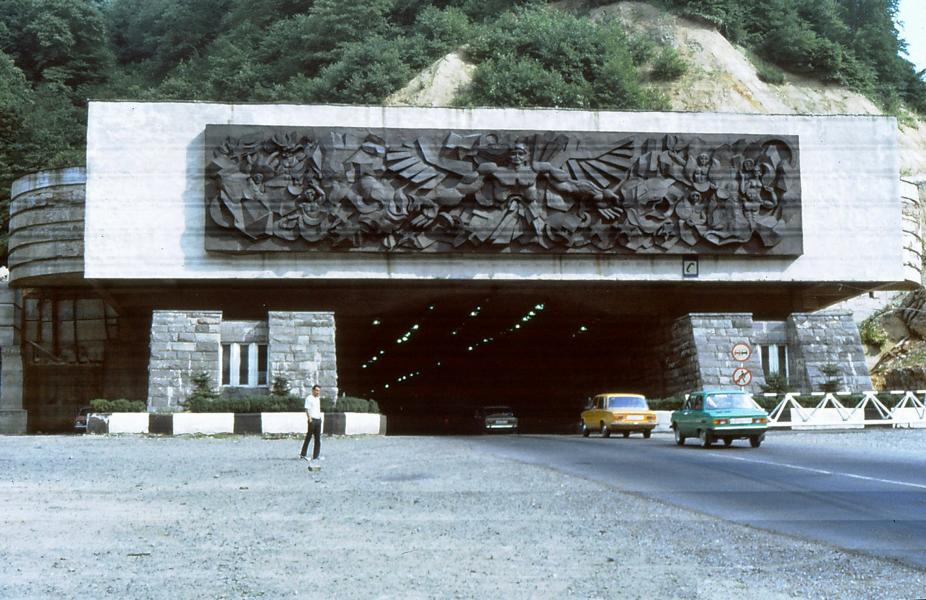 Die Hauptverkehrsstraße von Kutaissi nach Suchumi führt durch mehrere Tunnel.
