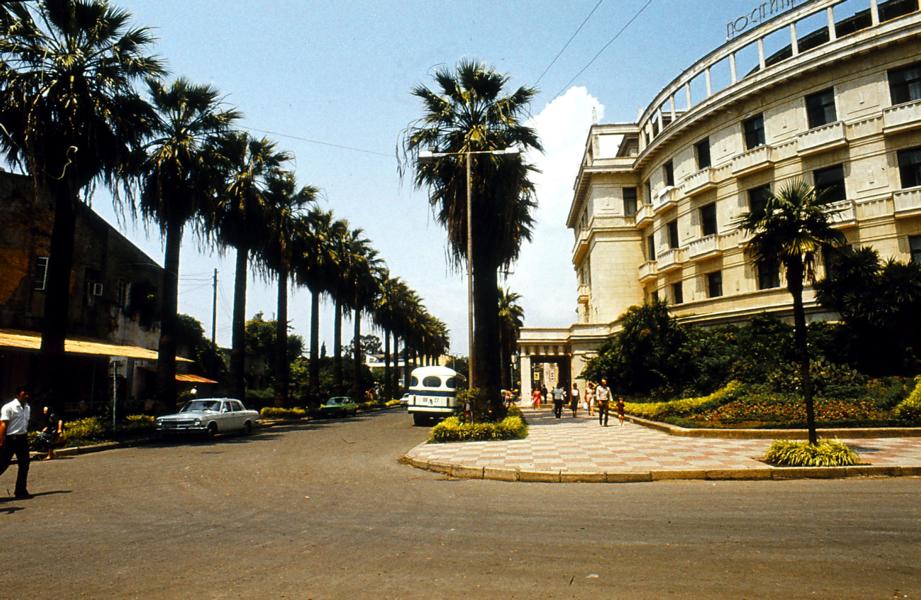 Palmen dekorierten eine Straßen.