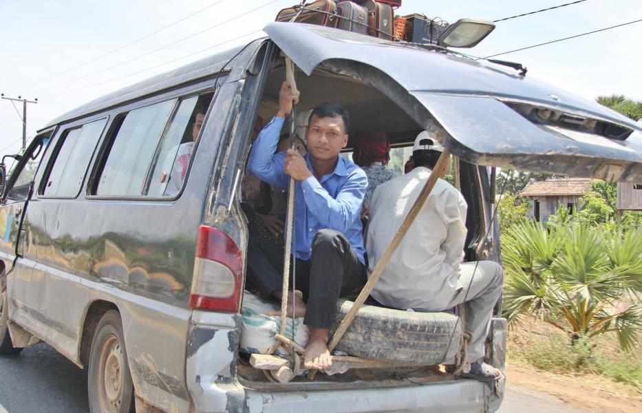Das nennt man Effektivität auf Reisen: Da der Innenraum des Fahrzeugs dieser Reisenden nicht für alle zu transportierenden Personen reicht, hat man einem Reserveplatz auf dem Reserverad, das an Seilen hängt, eingerichtet - alles Made in Kambodscha. 