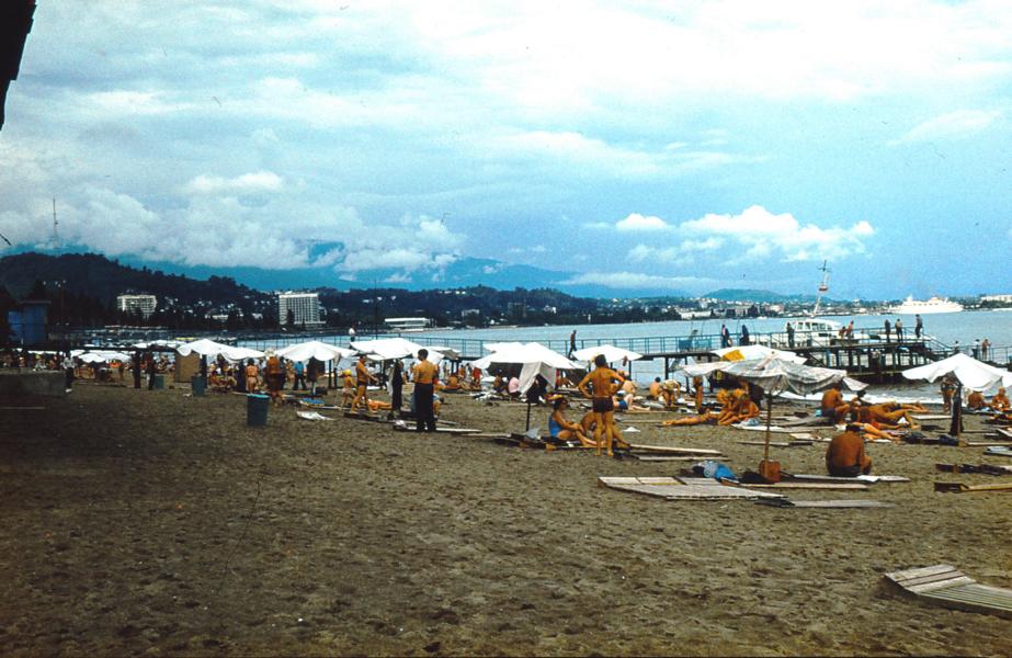 An manchen Strandabschnitten hat man Sand angefahren. 