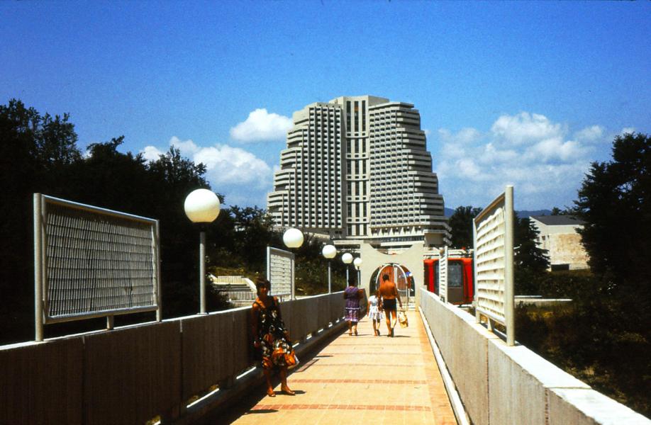 Vom Hotel führte eine Brücke zum Strandlift.