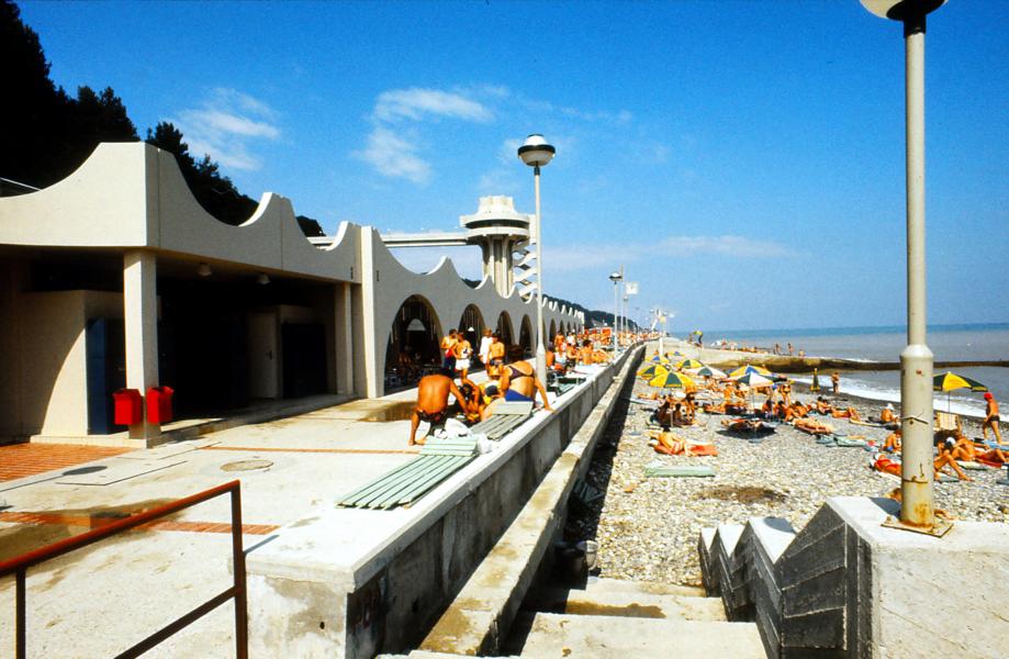 Der grobsteinige Strand filterte zwar das Meerwasser zu bester Qualität, erschwerte aber das Liegen.