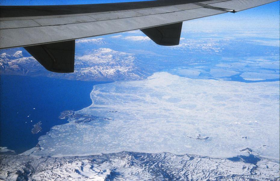 Flug über Grönlands Eismassen.