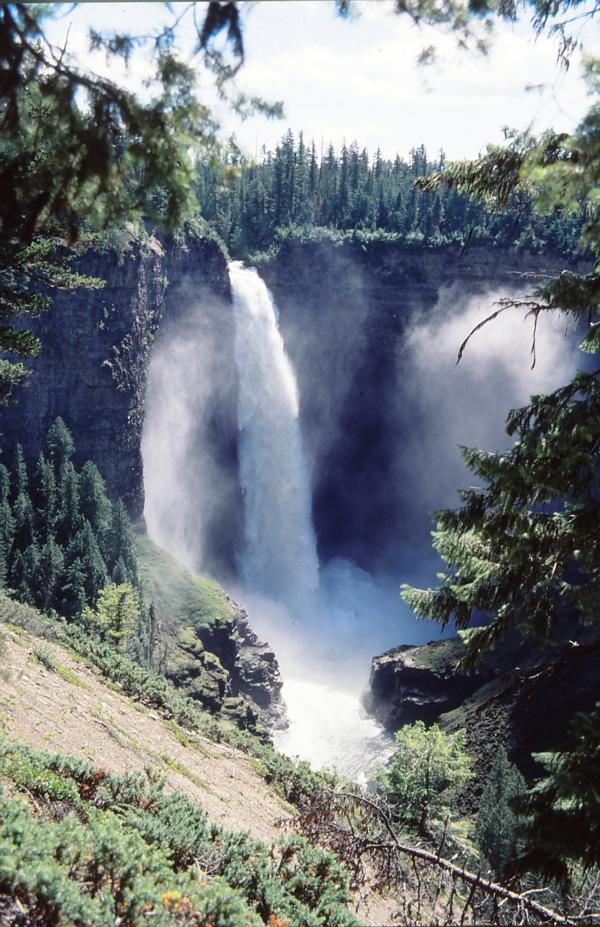Wir verweilten an den wunderschönen Helmcken Falls, ein Wasserfall des Murtle River im Wells Gray Provincial Park. Kurz bevor der Fluss in den Clearwater River mündet, fällt er vom Murtle Plateau 141 m in die Tiefe. Der Schutz des Wasserfalls war einer der Hauptgründe für die Entstehung des teils bewaldeten, von Bären bewohnten Naturparks. 