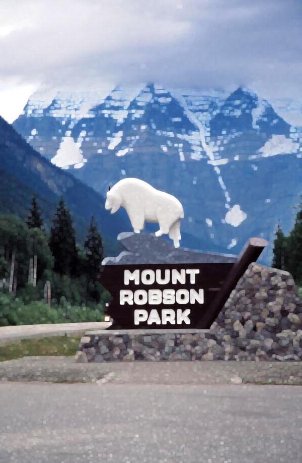Der Mount Robson von dicken Nebelwolken umhüllt.