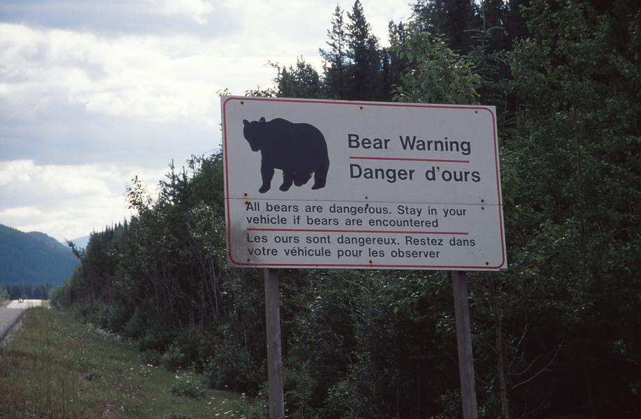 Alberta ist die westlichste der Prärieprovinzen Kanadas. Das hier Bären vorkommen, zeigen die Hinweisschilder, die Autofahrer zur Vorsicht mahnen.