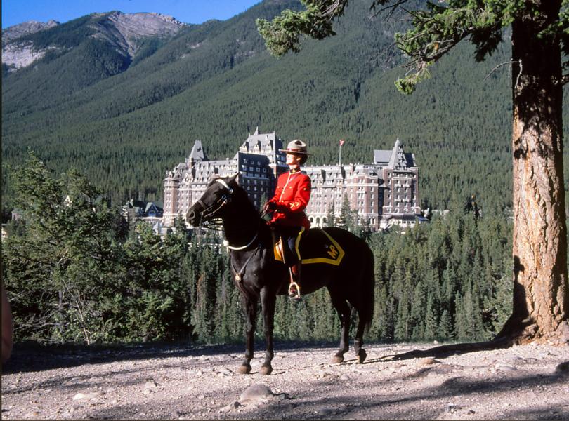 Im Hintergrund das Fairmont Banff Springs Hotel.