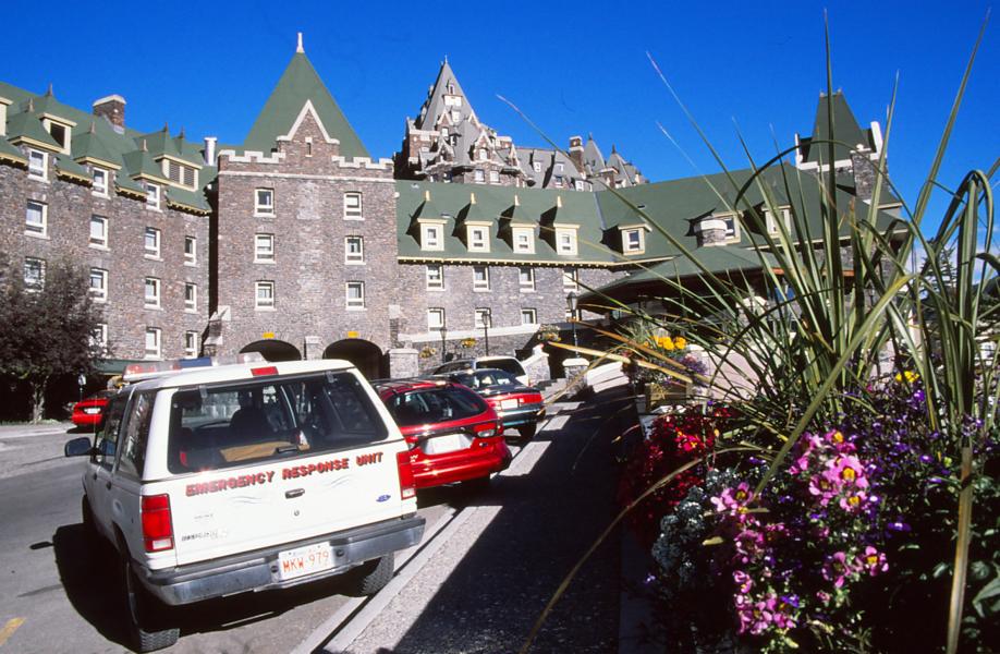 Das Fairmont Banff Springs Hotel im Nationalpark ist ein ehemaliges Eisenbahnhotel der Canadian Pacific Railway im Nationalpark von Banff. 1928 wurde es im schottischen Burgenstil erbaut. Beim Bau des riesigen Hotels unterlief den Bauherren ein fataler Fehler. Sie hielten die Baupläne um 180 Grad gedreht und so stand dann auch später das Hotel. Die Küche hatte nun den besten Ausblick über den Bow River, während die hinteren Suiten den Hang des Sulphur Mountain sahen.