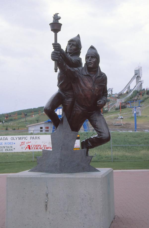 Statue der Fackelträger in der Nähe der 90 m-Schanze.