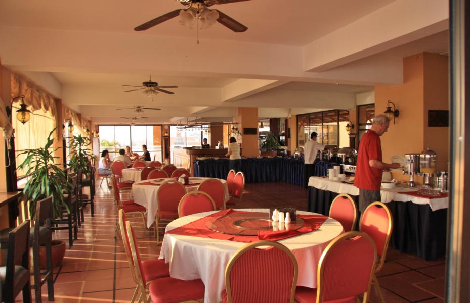 In der 12. Etage des Hotels befand sich das Restaurant mit einer Terrasse, von der man auf den Mekong blicken konnte.