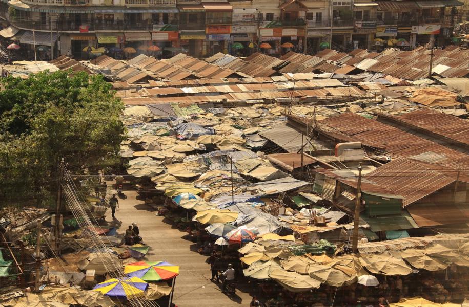 Von unserem Hotelzimmer aus hatten wir den Blick auf einen der vielen Märkte in Phnom Penh. Unter diesen Dächern herrschte Chaos und Ordnung zugleich. Jeder auch nur freie Platz wird zum Handeln genutzt. 