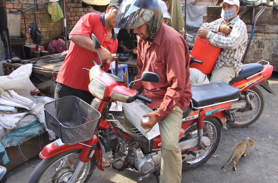 Dieser Mopedfahrer, dem man einen großen Eiswürfel auflud, hat zu Hause bestimmt keinen elektrisch betriebenen Kühlschrank. 