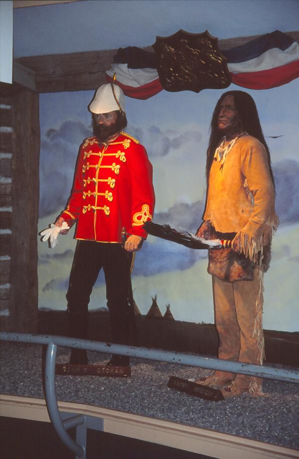 Interpretive Centre: Bleckfoot-Indianer und Polizist.