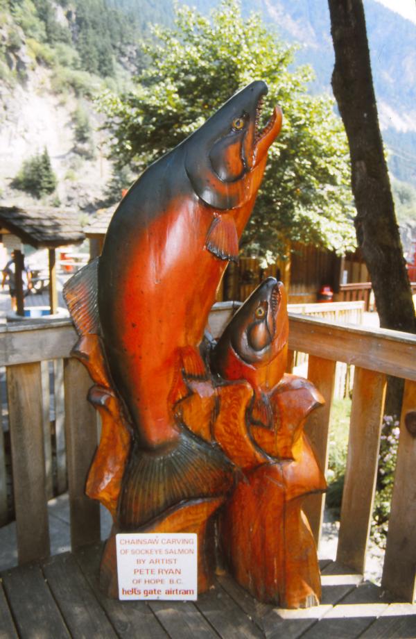 Holzschnitzarbeiten im Gelände eines Restaurants am Hells Gate.