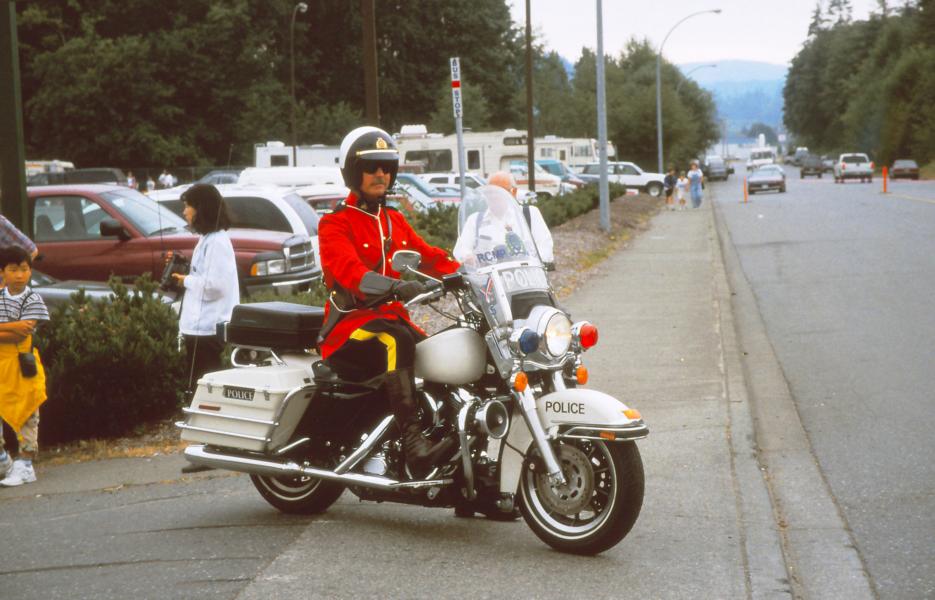 Polizist auf dem Weg zur Verkehrsregulierung in Parksville.