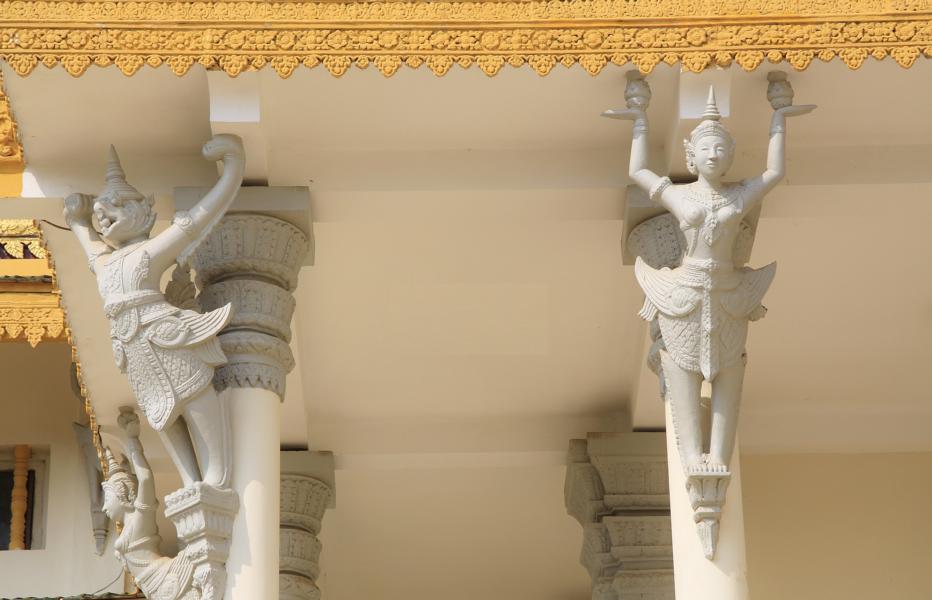 Der Thronsaal wird an den Seitenwänden von Säulen gestützt, an deren oberen Ende Figuren angebracht sind. 