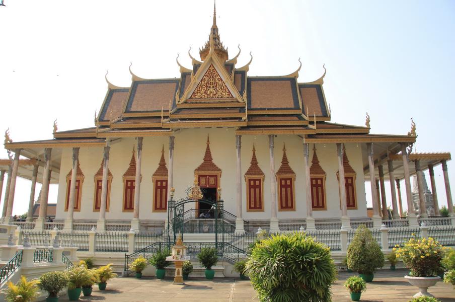 Im nördlichen Bereich des Palastgeländes steht die Silberpagode (965). Die überwiegend aus Holz errichtete Pagode wurde 1866 von König Norodom erbaut und 1962 von Sihanouk erweitert. Der Name der Pagode wird von dem Umstand hergeleitet, dass der Boden der Pagode mit über 5000 Silberblöcken ausgelegt ist, deren Gewicht mehr als 6 Tonnen beträgt. Die wichtigste Buddha-Statue in dem Tempel ist, wie übrigens auch im Königstempel in Bangkok, ein Smaragd-Buddha, der allerdings nicht wirklich aus Smaragd(en), sondern aus Bakkarat-Kristall gearbeitet wurde. Die Statue stammt aus dem 17. Jahrhundert. Hinter dem Smaragd-Buddha befindet sich eine weitere Buddha-Statue, die aus 90 Kilogramm Gold besteht und mit 9584 Diamanten geschmückt ist. Sie stammt aus dem Jahre 1906.  Auch hier bestand leider Foto-Verbot.