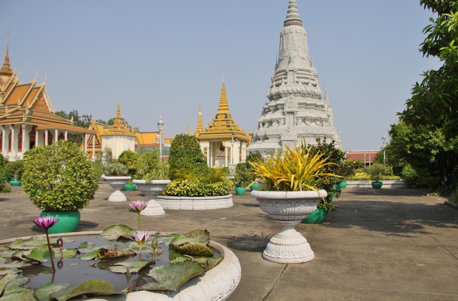 Im Gelände des Königspalastes stehen mit grauer Farbe gestrichene verschiedene Stupas unterschiedlichster Größe.