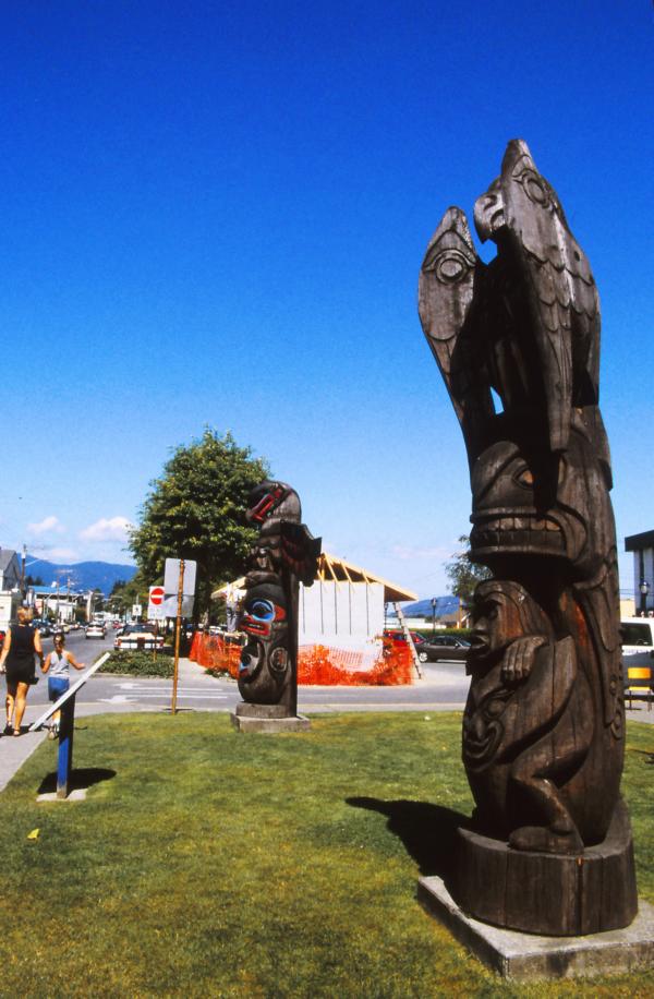 Totems in der Ortschaft Duncan.